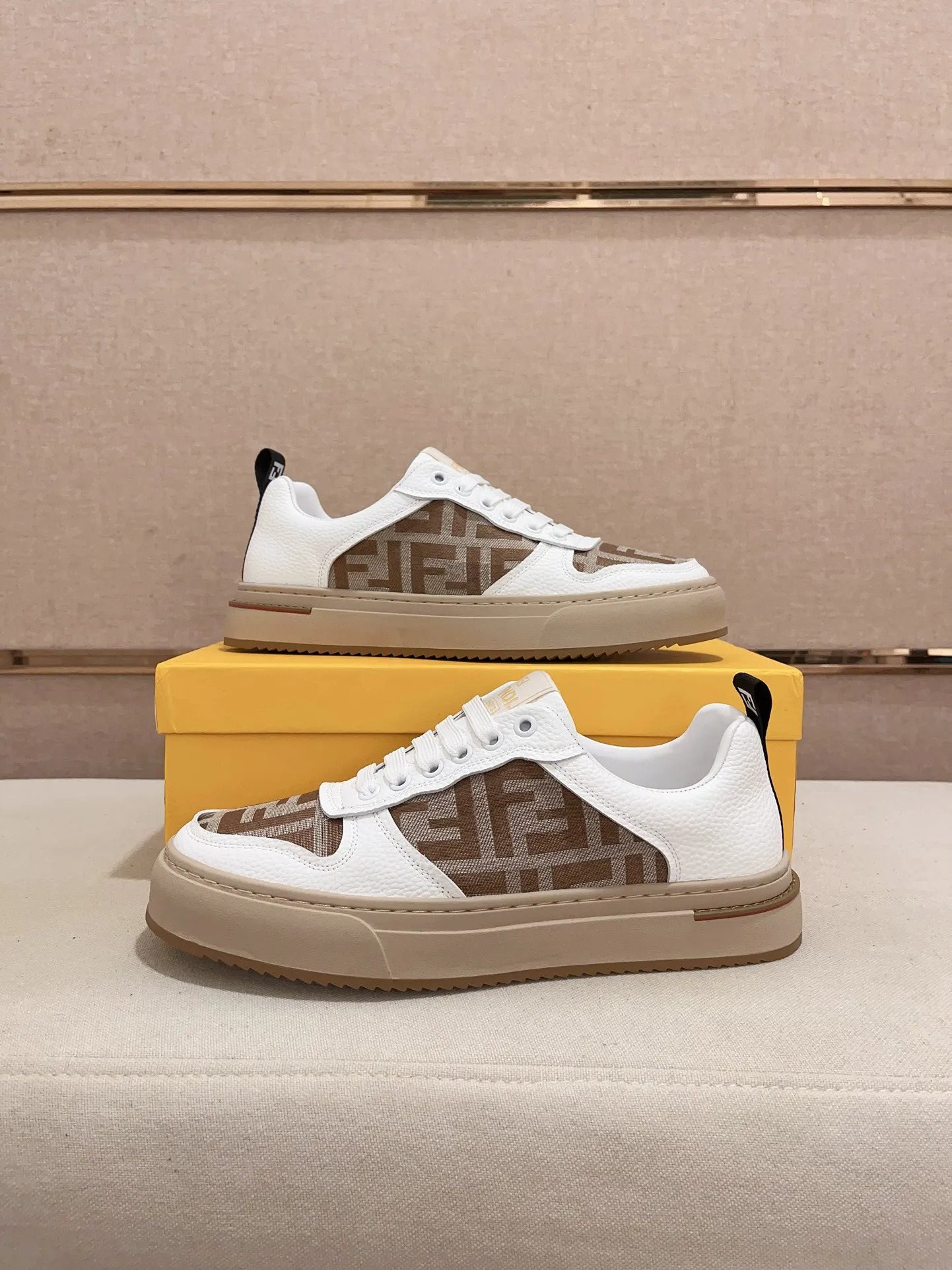 Men's shoes💰: 400💰[Fendi] Fendi's latest casual shoes for men! Available at counters simultaneously! A one-to-one replica of the original. All imported official website one-to-one cowhide fabric. The interior is made of top-grade sheepskin, and the original factory-supplied rubber outsole is used. Leading new fashion concepts. Matching code: 38-44. (can be customized for 45 non-refundable)